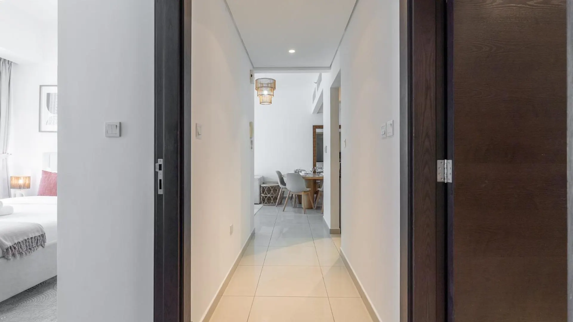 Contemporary 2-Bedroom Apartment In Silverene Dubai 0*,