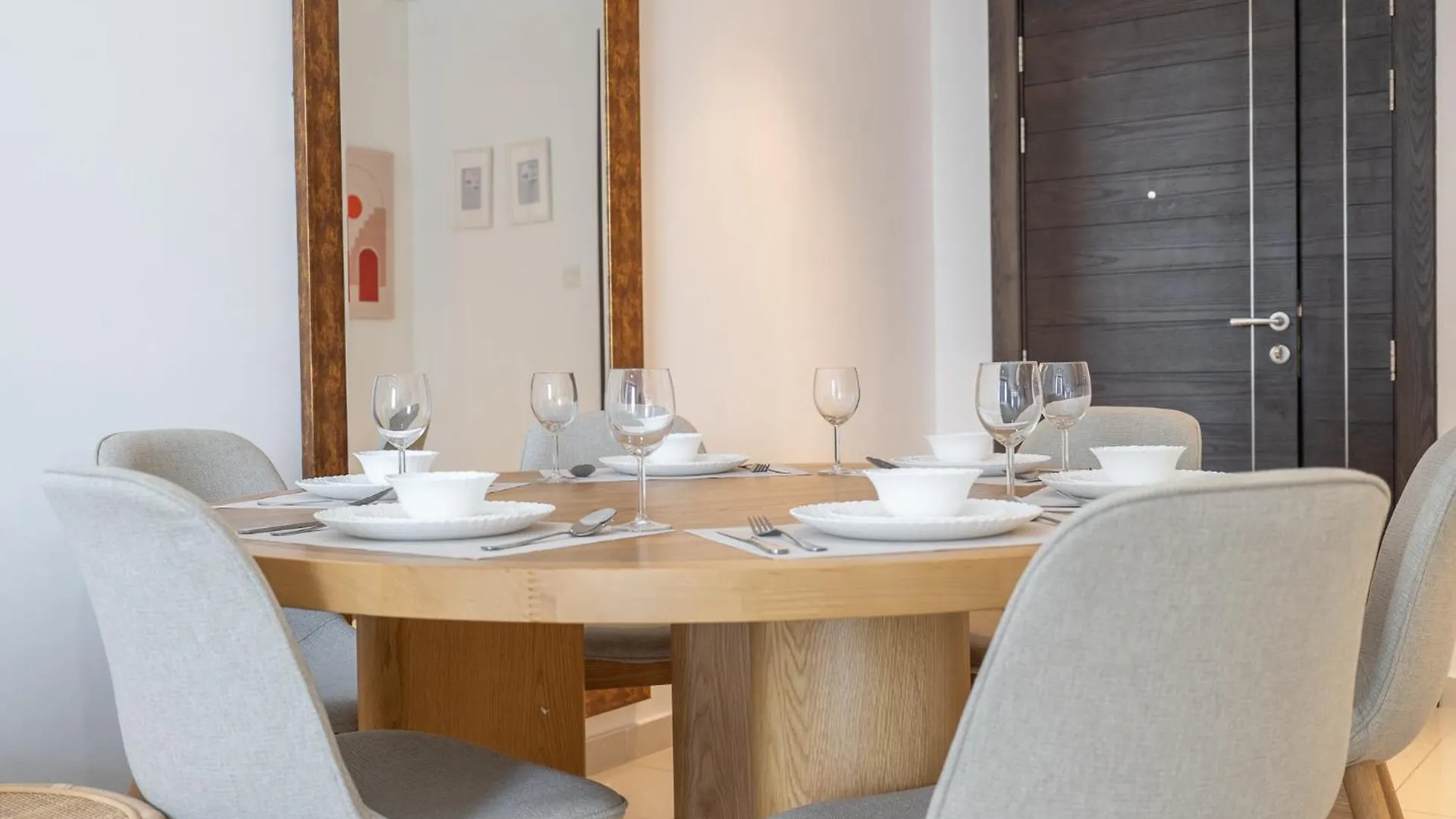Contemporary 2-Bedroom Apartment In Silverene ドバイ