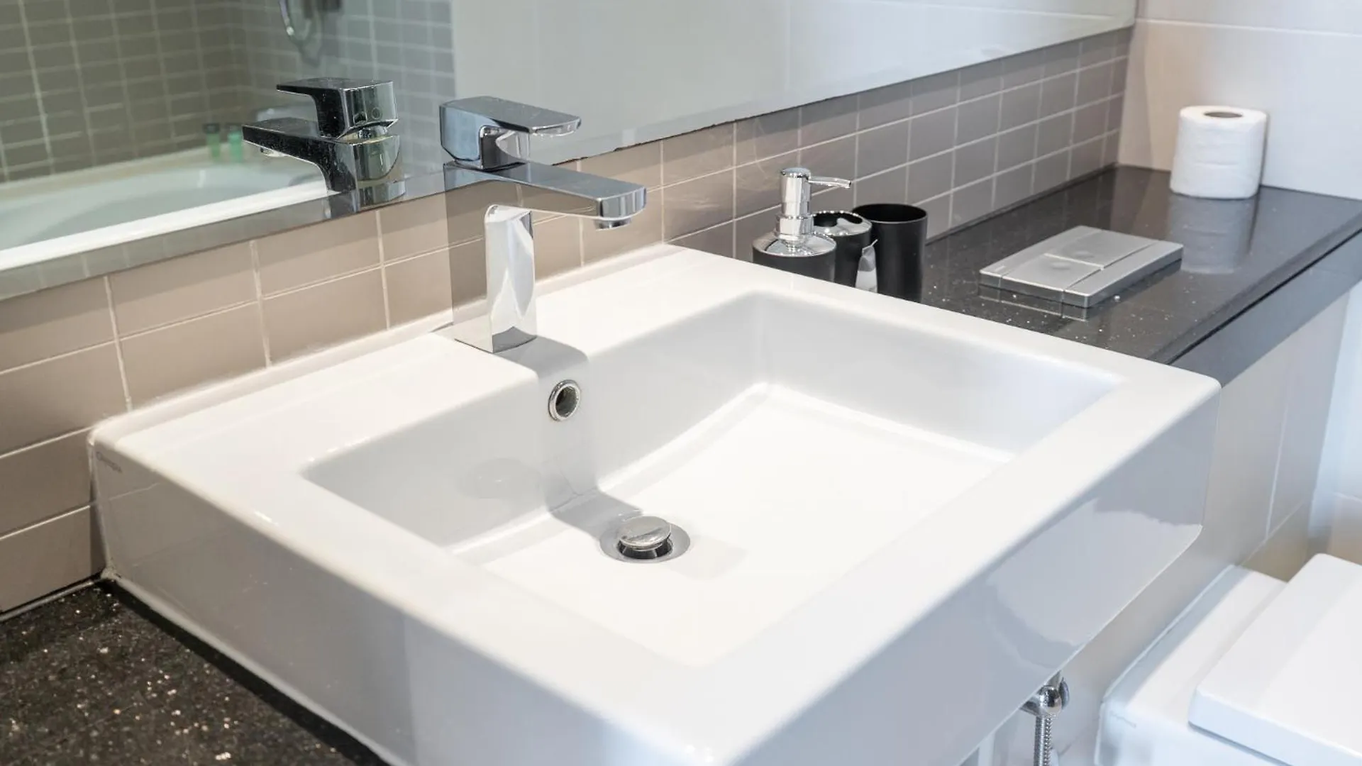 Contemporary 2-Bedroom Apartment In Silverene ドバイ アラブ首長国連邦