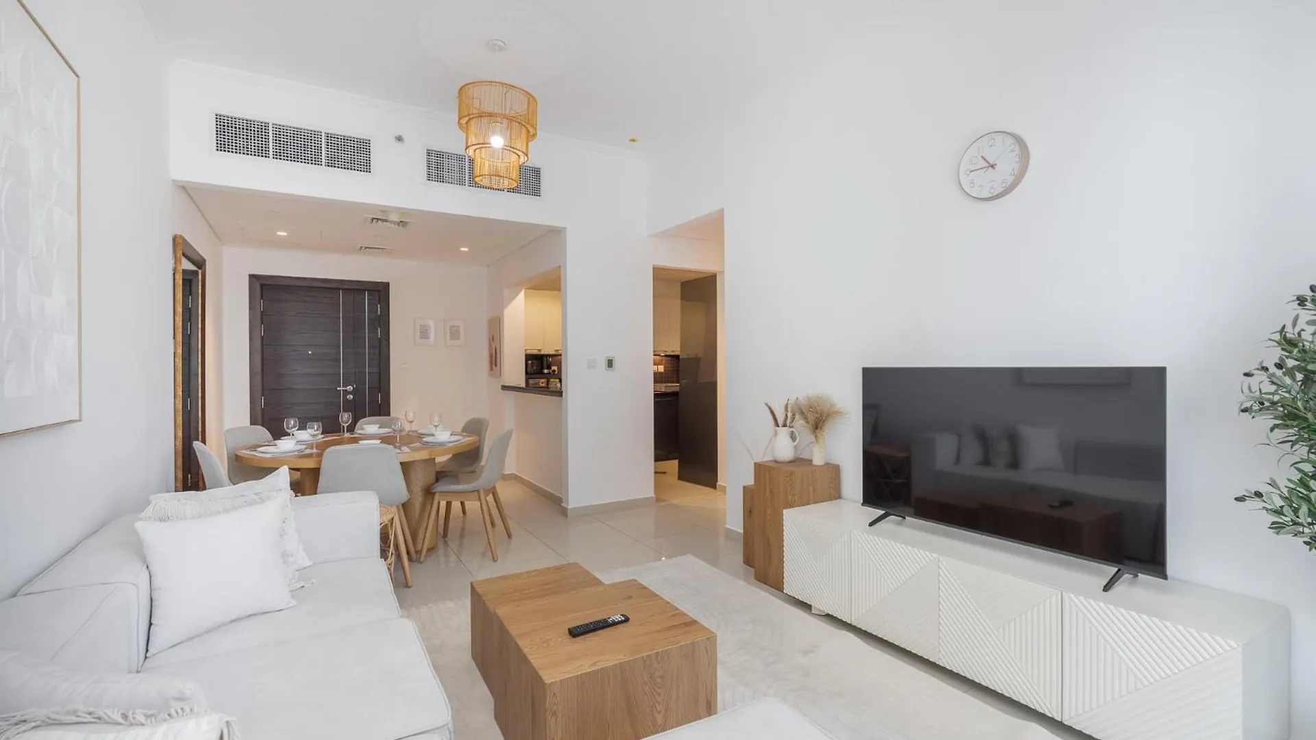 Contemporary 2-Bedroom Apartment In Silverene ドバイ